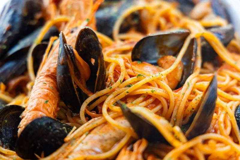 Dettaglio dei crostacei freschi negli Spaghetti alla Corsara preparati a Chioggia