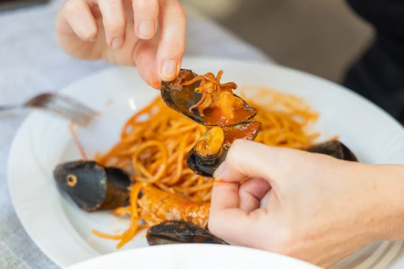 Porzione fumante di Spaghetti alla Corsara servita al tavolo del ristorante Vecio Foghero