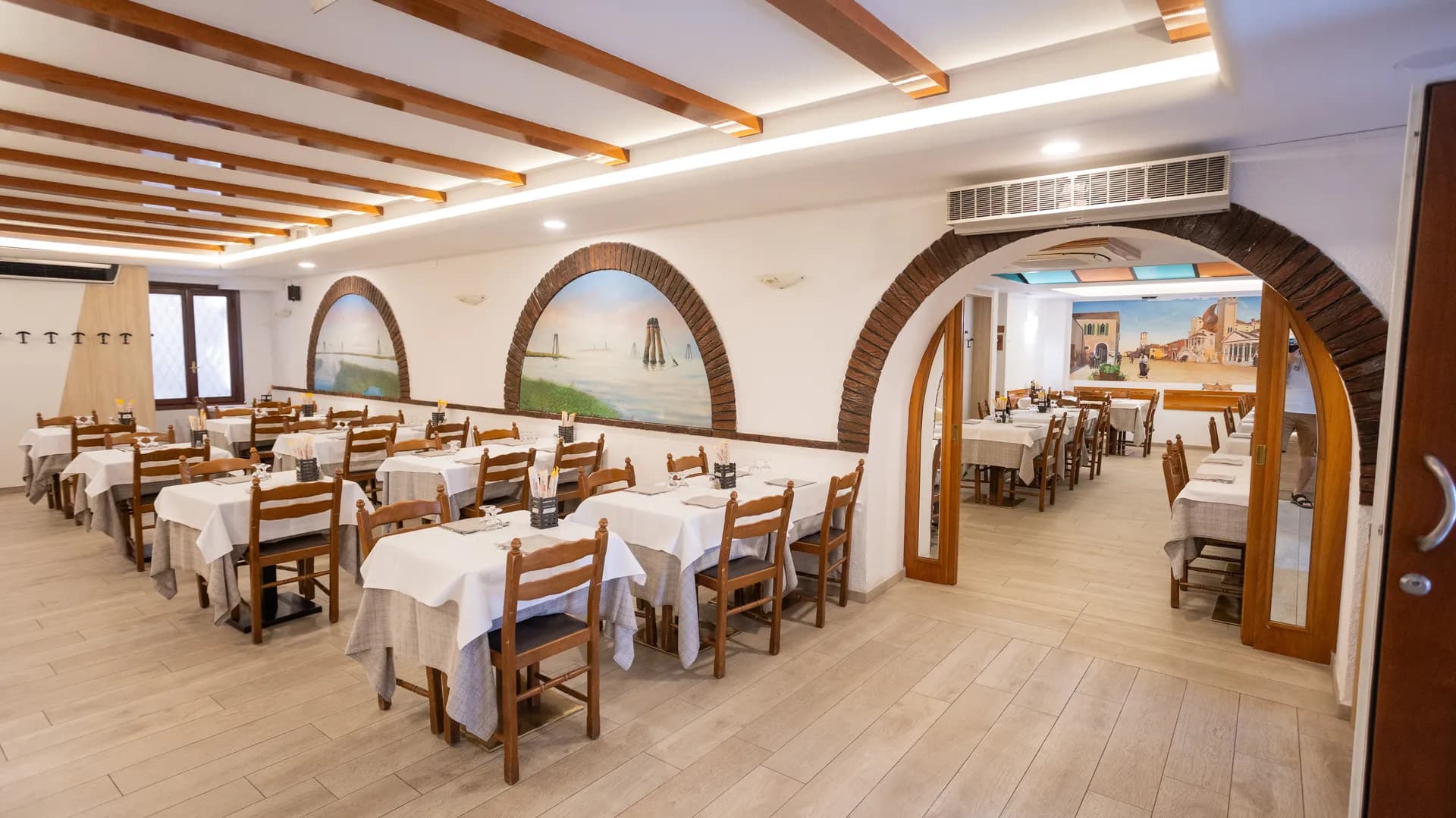 Interno moderno ristrutturato del ristorante pizzeria Vecio Foghero a Chioggia